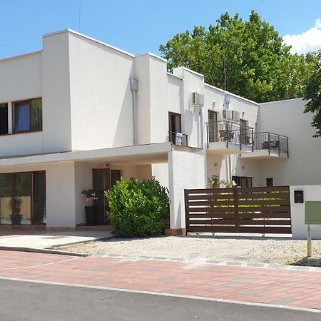 Garden Club Panzió Acomodação com café da manhã Balatonmáriafürdő Exterior foto