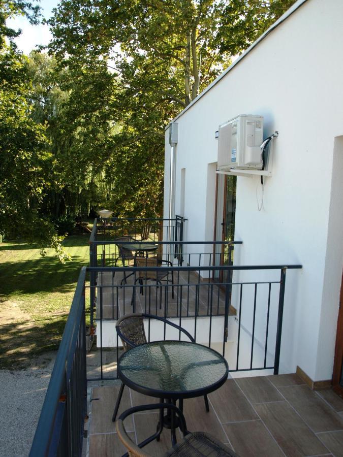 Garden Club Panzió Acomodação com café da manhã Balatonmáriafürdő Exterior foto