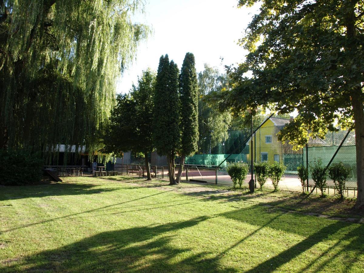 Garden Club Panzió Acomodação com café da manhã Balatonmáriafürdő Exterior foto