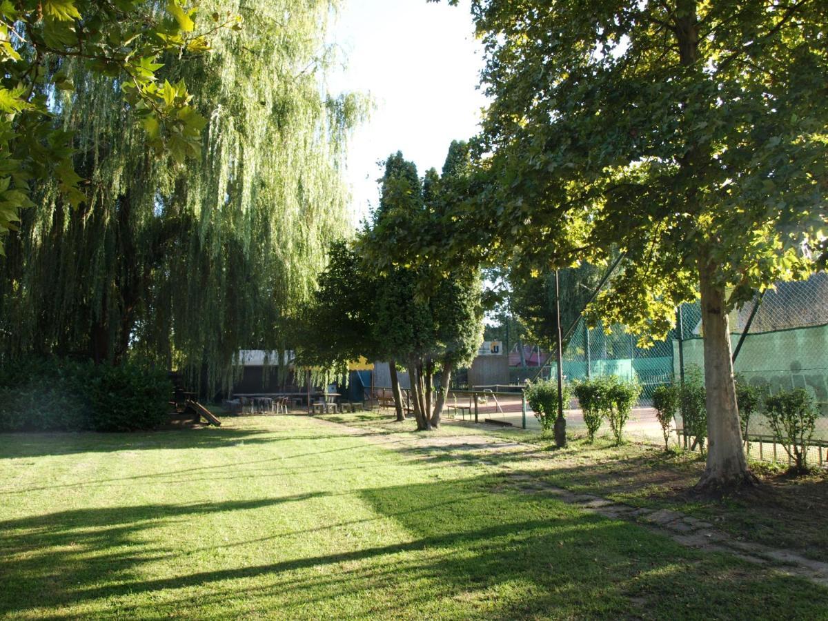 Garden Club Panzió Acomodação com café da manhã Balatonmáriafürdő Exterior foto