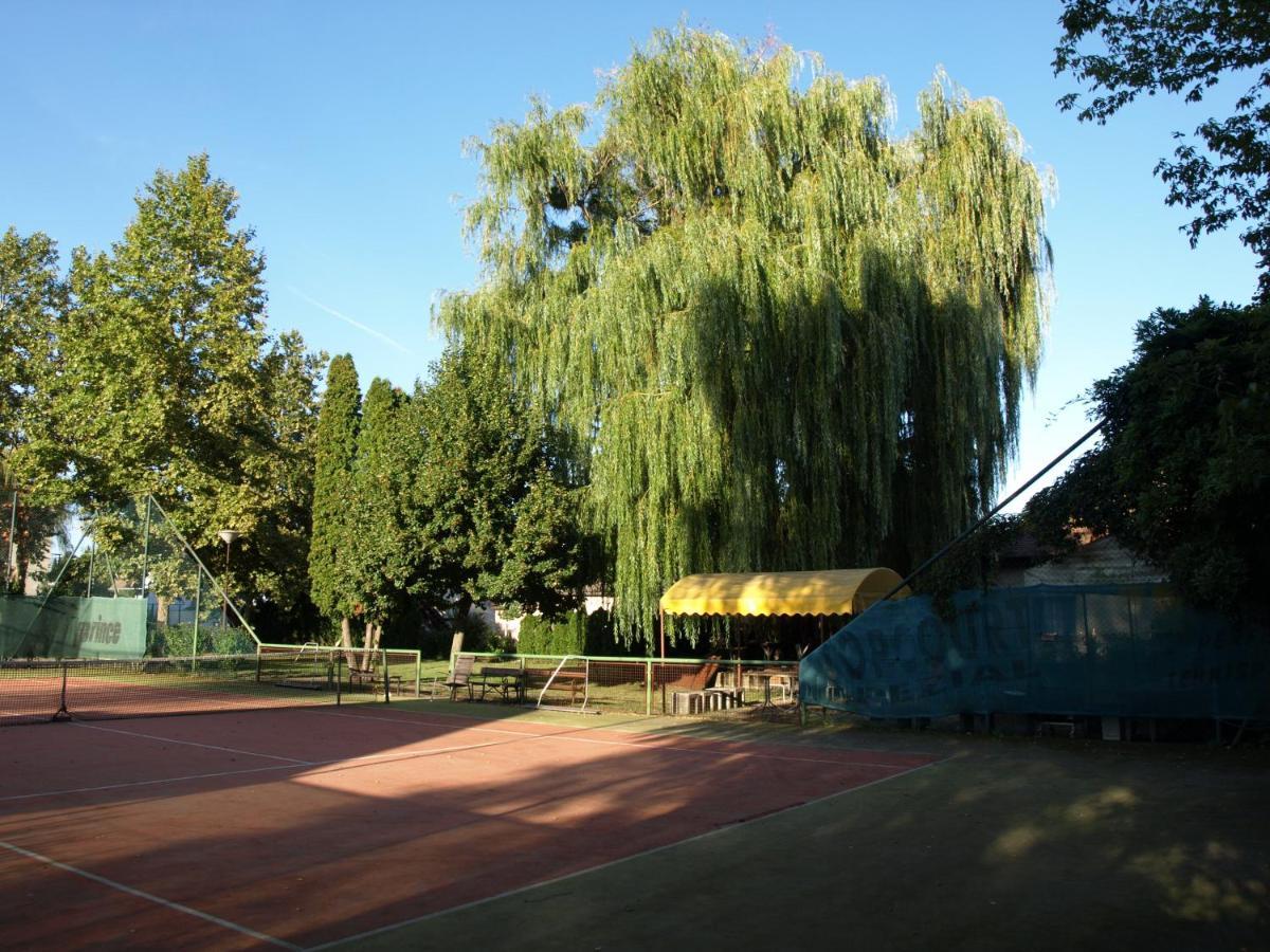 Garden Club Panzió Acomodação com café da manhã Balatonmáriafürdő Exterior foto