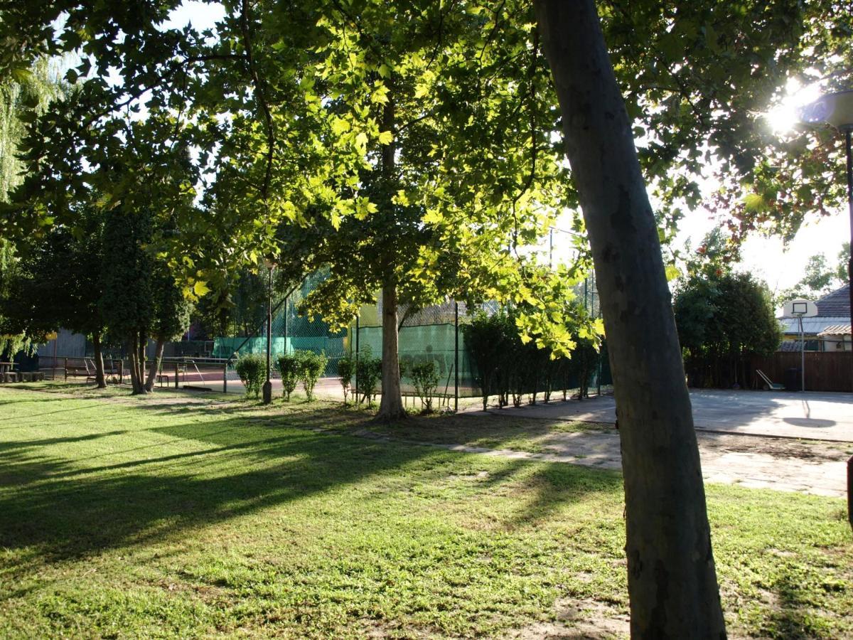 Garden Club Panzió Acomodação com café da manhã Balatonmáriafürdő Exterior foto