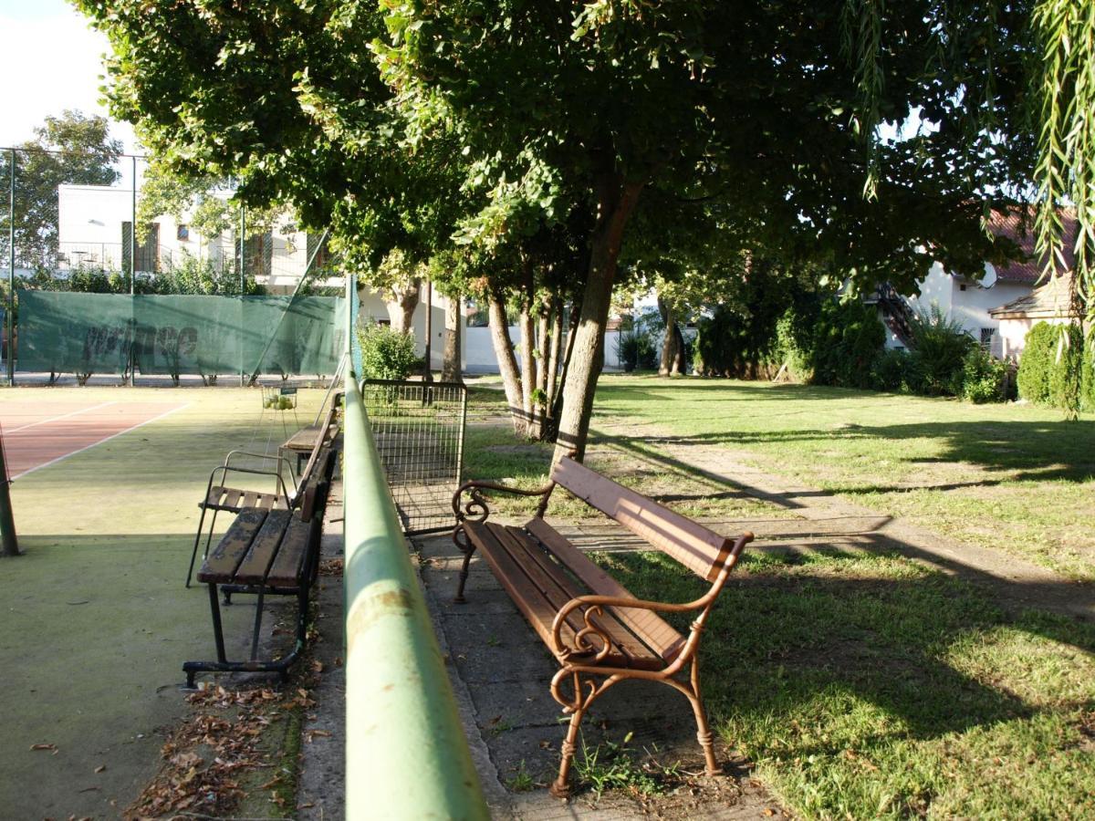 Garden Club Panzió Acomodação com café da manhã Balatonmáriafürdő Exterior foto