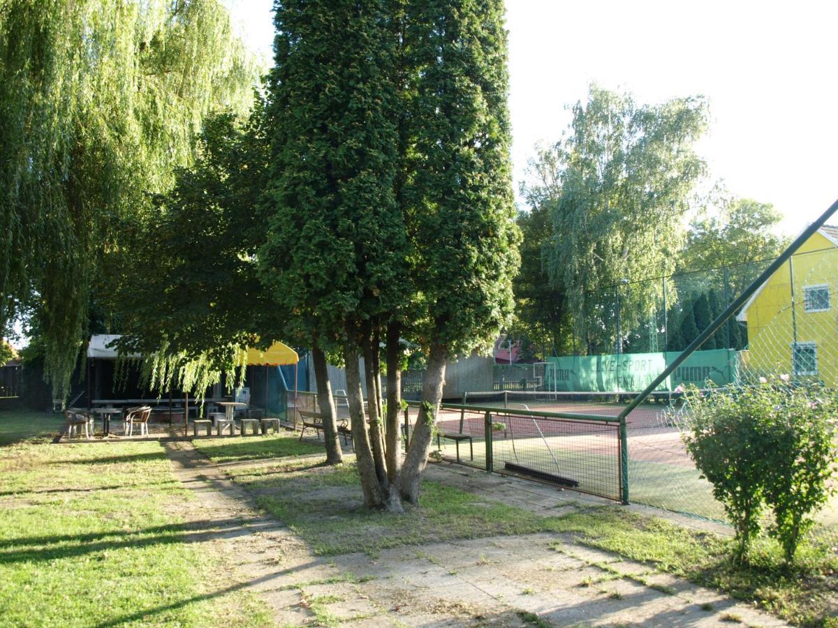 Garden Club Panzió Acomodação com café da manhã Balatonmáriafürdő Exterior foto