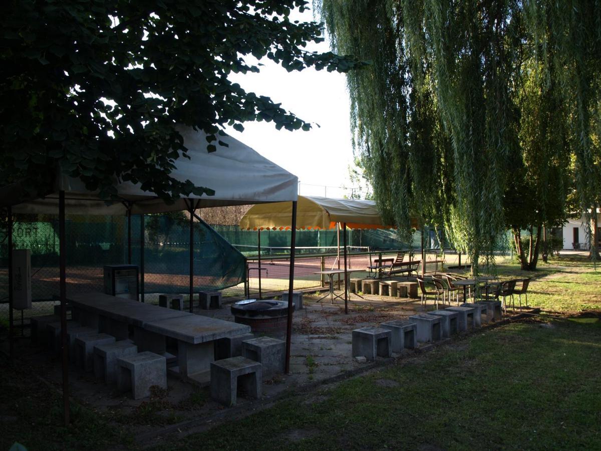 Garden Club Panzió Acomodação com café da manhã Balatonmáriafürdő Exterior foto