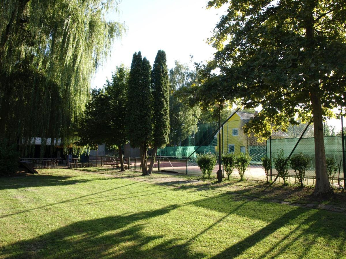 Garden Club Panzió Acomodação com café da manhã Balatonmáriafürdő Exterior foto