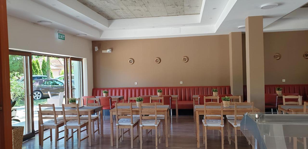 Garden Club Panzió Acomodação com café da manhã Balatonmáriafürdő Exterior foto