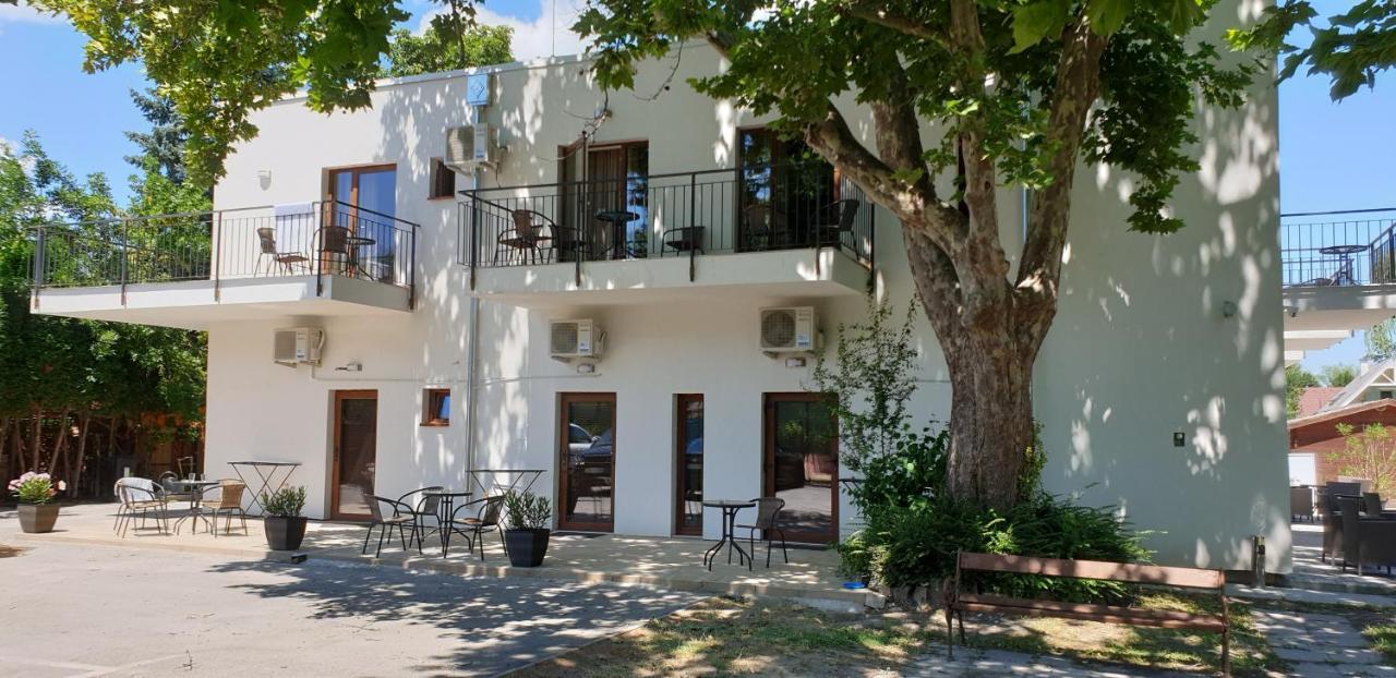 Garden Club Panzió Acomodação com café da manhã Balatonmáriafürdő Exterior foto