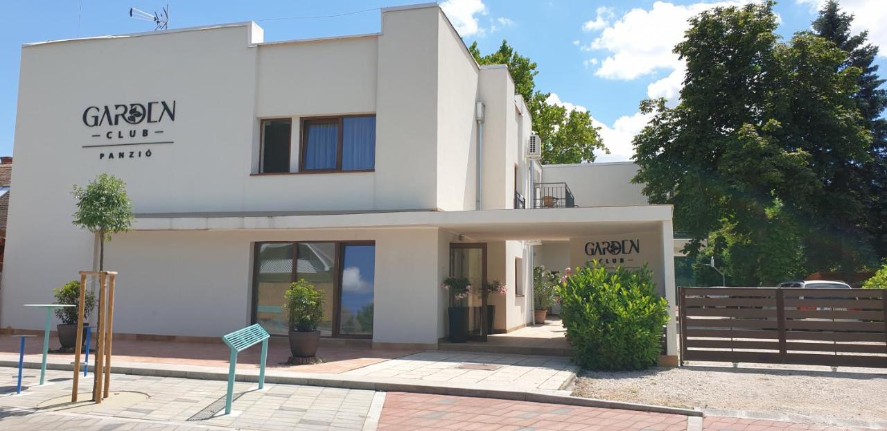Garden Club Panzió Acomodação com café da manhã Balatonmáriafürdő Exterior foto