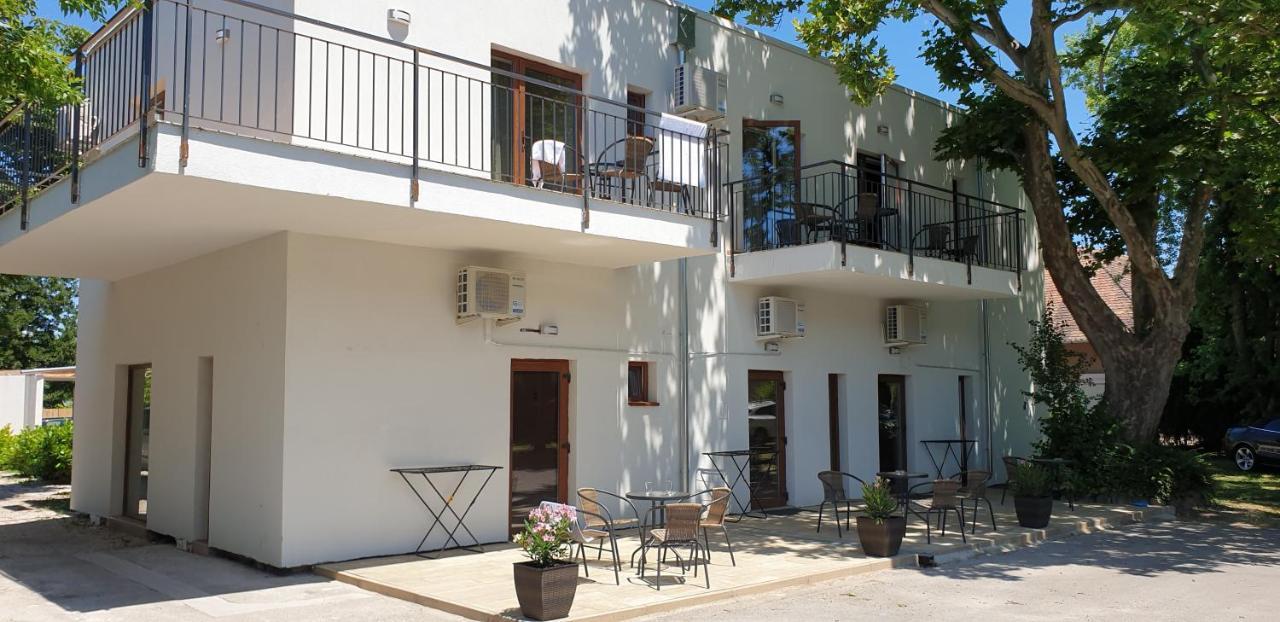 Garden Club Panzió Acomodação com café da manhã Balatonmáriafürdő Exterior foto
