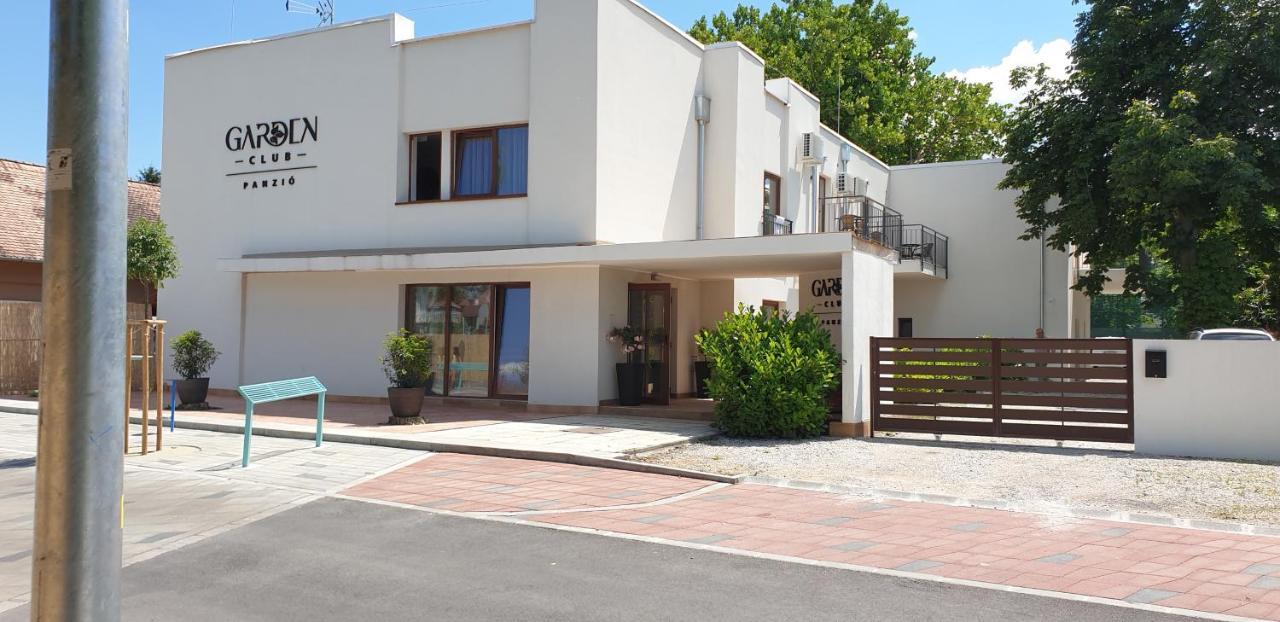 Garden Club Panzió Acomodação com café da manhã Balatonmáriafürdő Exterior foto