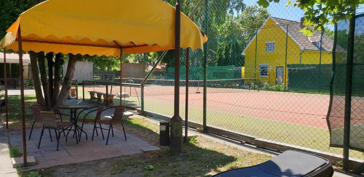 Garden Club Panzió Acomodação com café da manhã Balatonmáriafürdő Exterior foto