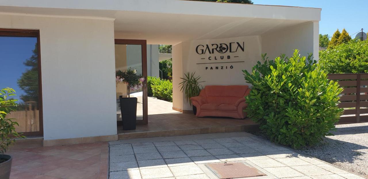 Garden Club Panzió Acomodação com café da manhã Balatonmáriafürdő Exterior foto