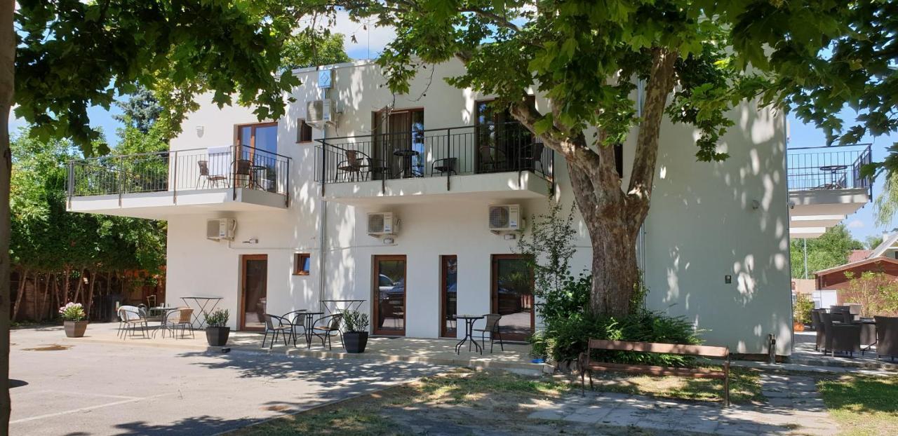 Garden Club Panzió Acomodação com café da manhã Balatonmáriafürdő Exterior foto