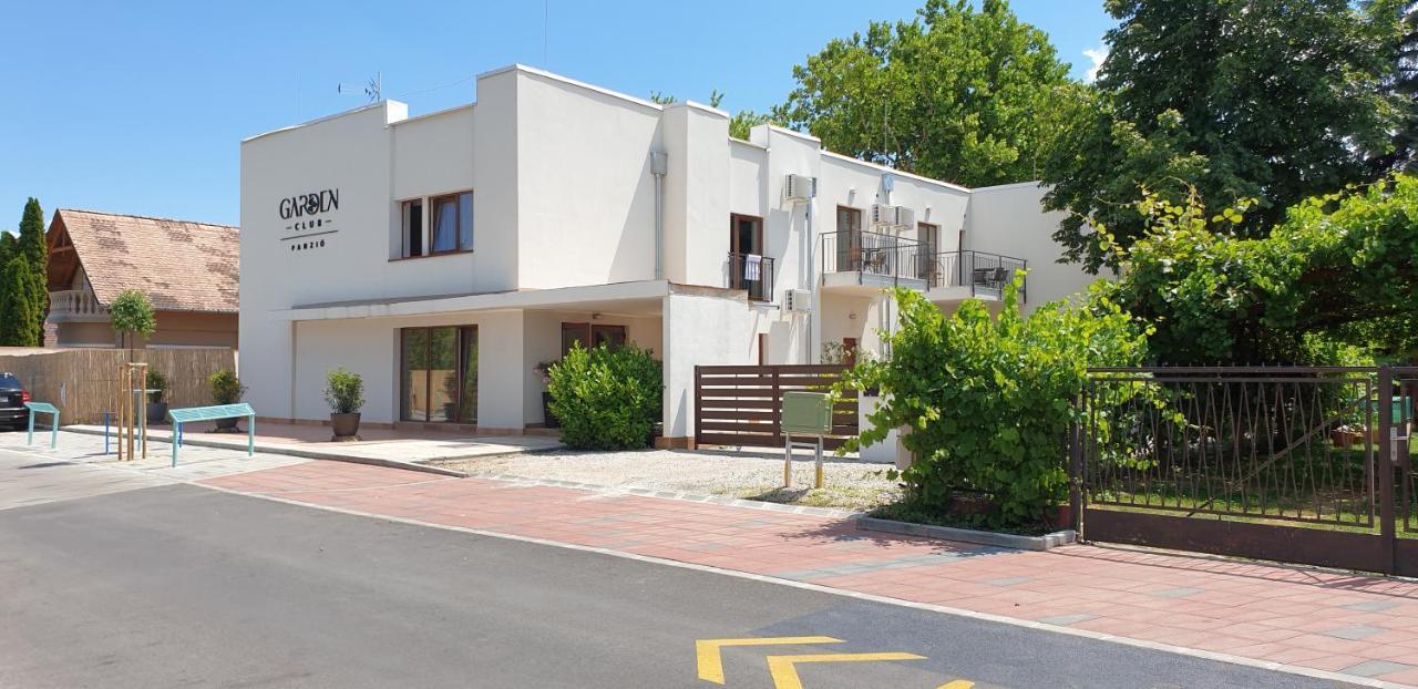 Garden Club Panzió Acomodação com café da manhã Balatonmáriafürdő Exterior foto